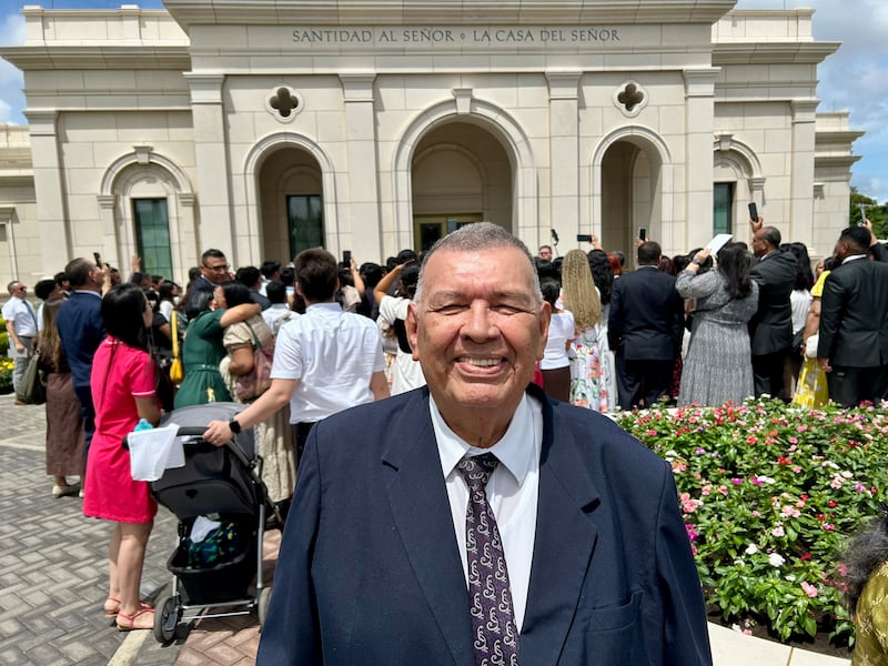 Salvador Sotelo Salgado se tient devant le temple de Managua (Nicaragua) après sa consécration à Managua (Nicaragua), le dimanche 18 octobre 2026.