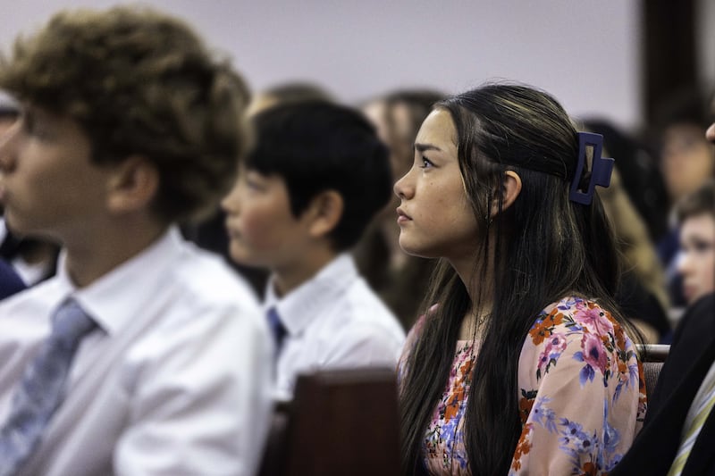 Une jeune fille et d'autres jeunes à Toronto, au Canada, écoutent le président D. Todd Christofferson, deuxième conseiller dans la Première Présidence, lors d'une réunion spirituelle le samedi 13 juin 2026.