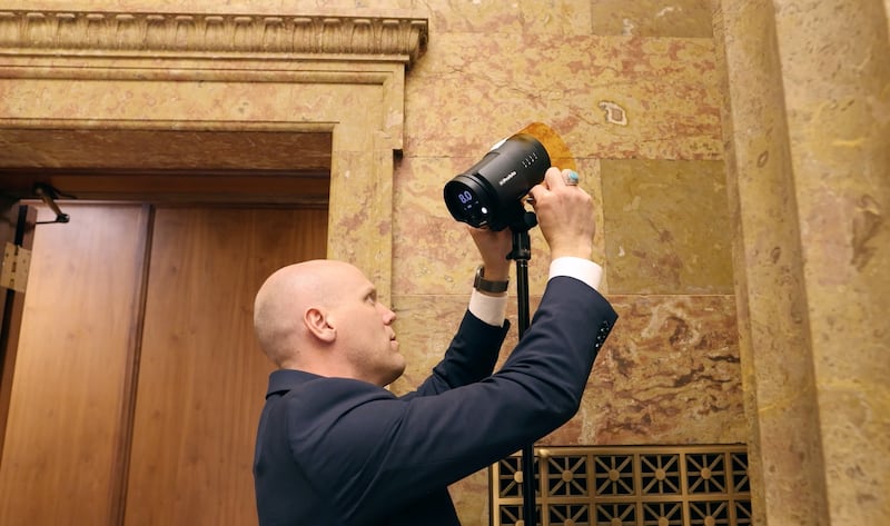 Le photographe de l'Église, Cody Bell, s'installe pour une séance photo à l'immeuble d'administration de l'Église à Salt Lake City, en Utah.