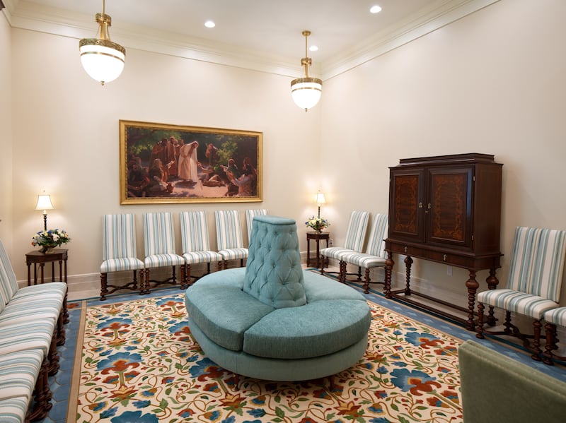 Une salle d’attente à l’intérieur du temple de Miraflores, Guatemala City (Guatemala).