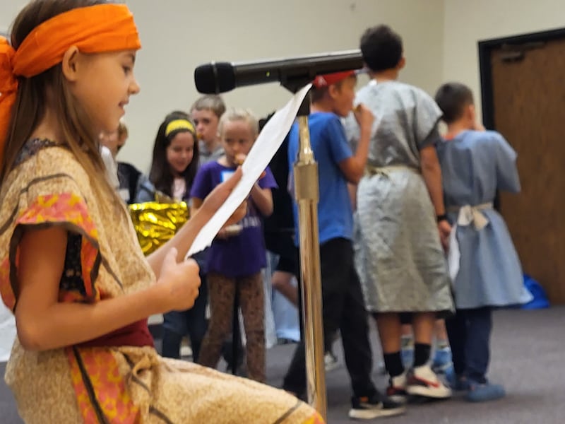 Des enfants de l'âge des Vaillants du pieu d'Orem Utah participent à une saynète sur Josué et la bataille de Jéricho lors d'une activité de Primaire à Orem (Utah), le 14 mars 2026.